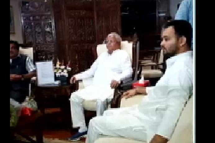 किसने काटी गडकरी संग लालू यादव की तस्वीर?