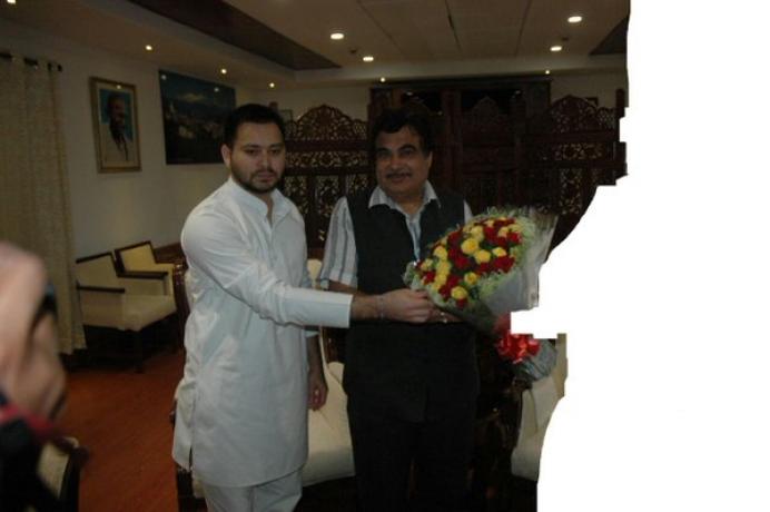 किसने काटी गडकरी संग लालू यादव की तस्वीर?