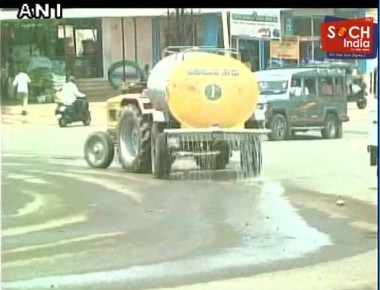 सूखाः CM के दौरे से पहले सड़क पर छिड़का दो टैंक पानी, ग्रामीणों में गुस्सा
