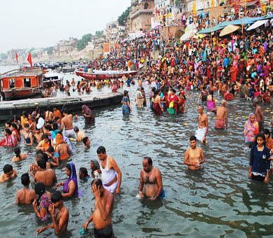 गंगा दशहरा पर काशी में हजारों भक्तों ने लगाई आस्‍था की डुबकी, देखें PHOTOS