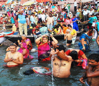 गंगा दशहरा पर काशी में हजारों भक्तों ने लगाई आस्‍था की डुबकी, देखें PHOTOS