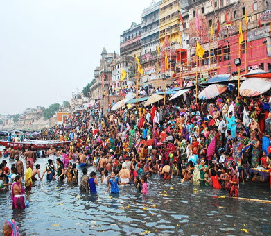गंगा दशहरा पर काशी में हजारों भक्तों ने लगाई आस्‍था की डुबकी, देखें PHOTOS