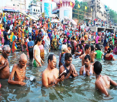 गंगा दशहरा पर काशी में हजारों भक्तों ने लगाई आस्‍था की डुबकी, देखें PHOTOS