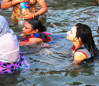 गंगा दशहरा पर काशी में हजारों भक्तों ने लगाई आस्‍था की डुबकी, देखें PHOTOS