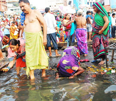 गंगा दशहरा पर काशी में हजारों भक्तों ने लगाई आस्‍था की डुबकी, देखें PHOTOS