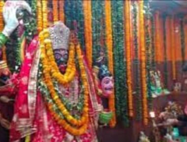 Navratri 2022: नवरात्र के पहले दिन ही मंदिरों में दिखी श्रद्धालुओं की भीड़, आज देवी शैलपुत्री की हो रही पूजा