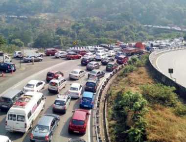 Mumbai Pune expressway : खोळंबा! मुंबई- पुणे द्रुतगती मार्गावर आज वाहतूक बंद; काय आहेत पर्यायी मार्ग?