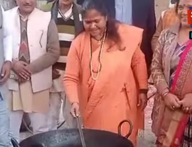 UP Politics: कम पड़ी पूड़ी तो केंद्रीय मंत्री ने संभाली कमान, कड़ाई में तलते हुए Video वायरल, लोगों को पसंद आया अंदाज