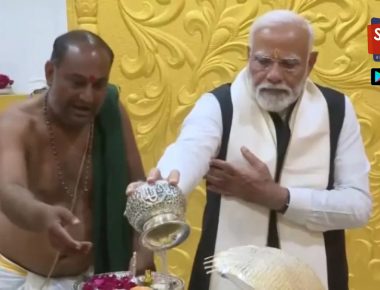 Gujarat: PM मोदी ने मेहसाणा में किया रोड शो, वलीनाथ धाम मंदिर में की पूजा अर्चना