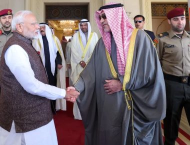 PM Modi in Kuwait: PM मोदी का कुवैत में गर्मजोशी के साथ स्वागत, 43 साल बाद किसी भारतीय प्रधानमंत्री की यात्रा