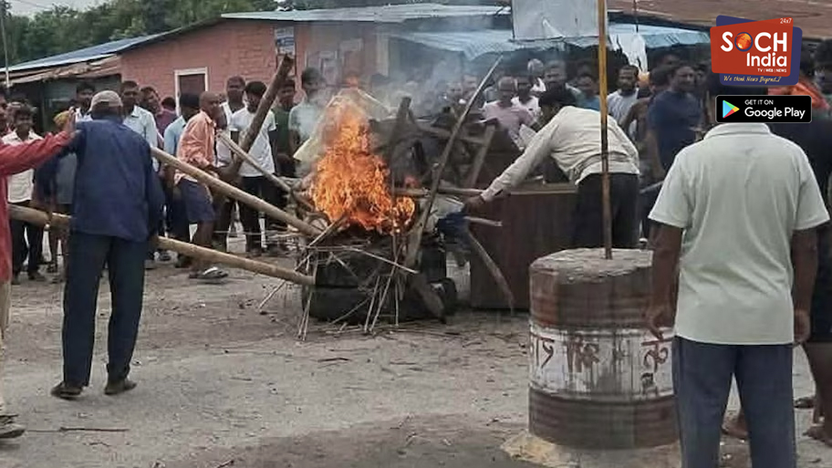 नेपाल के सुनसरी जिले के देवागंज (कप्तानगंज) में सावन के बोलबम यात्रा के दौरान तेज आवाज में डीजे बजाने और धार्मिक झंडा लगाने को लेकर दो समुदायों के बीच भीषण सांप्रदायिक हिंसा भड़क उठी है. इस उपद्रव को नियंत्रित करने के लिए पुलिस और सशस्त्र सुरक्षा बलों द्वारा की गई फायरिंग में 24 वर्षीय युवक ओम प्रकाश मेहता की गोली लगने से मौत हो गई, जिसके बाद हालात पूरी तरह बेकाबू हो गए हैं.  नेपाल के सुनसरी जिले के देवानगंज ग्रामीण नगरपालिका के वार्ड-3 स्थित कप्तानगंज में 26 जुलाई की देर रात एक मामूली विवाद ने हिंसक रूप ले लिया. मंदिर के बाहर तेज आवाज में बज रहे डीजे को लेकर दो पक्षों के बीच कहासुनी शुरू हुई, लेकिन कुछ ही देर में मामला पत्थरबाजी और पुलिस फायरिंग तक पहुंच गया. घटना में 24 वर्षीय ओम प्रकाश मेहता की गोली लगने से मौत हो गई, जबकि करीब दो दर्जन लोग घायल हुए. हालात बिगड़ने के बाद प्रशासन ने इलाके के कई संवेदनशील बाजारों में कर्फ्यू और कर्फ्यू लागू कर दिया गया.  झंडा बदलने की घटना ने पहले ही बढ़ा दिया था तनाव  पुलिस के अनुसार, रात की हिंसा से पहले दिन में एक और विवाद सामने आया था. स्थानीय बिजली के खंभे पर लगा मुस्लिम समुदाय का झंडा हटाकर उसकी जगह हिंदू धर्म का झंडा लगा दिया गया था. इसी मुद्दे को लेकर दोनों समुदायों के बीच पहले से तनाव बना हुआ था. रात करीब साढ़े दस बजे मंदिर के पास तेज आवाज में बज रहे डीजे को लेकर बहस शुरू हुई. शुरुआत में कुछ युवकों के बीच हुई नोकझोंक देखते ही देखते भीड़ में बदल गई और दोनों ओर से पत्थर फेंके जाने लगे.  हालात काबू से बाहर होने पर पुलिस ने की फायरिंग  स्थानीय पुलिस चौकी ने पहले भीड़ को समझाने की कोशिश की, लेकिन स्थिति लगातार बिगड़ती गई. इसके बाद नेपाल पुलिस ने चेतावनी स्वरूप गोलियां चलाईं और सशस्त्र पुलिस बल ने भी भीड़ को तितर-बितर करने के लिए फायरिंग की. अधिकारियों का कहना है कि अभी यह स्पष्ट नहीं हो पाया है कि ओम प्रकाश मेहता की मौत किस गोली से हुई. बढ़ती हिंसा को देखते हुए कोशी प्रांत के अन्य इलाकों से अतिरिक्त सुरक्षा बल बुलाए गए.  कितने लोग घायल हुए?  पुलिस के मुताबिक, इस हिंसा में नेपाल पुलिस के 10 जवान और सशस्त्र पुलिस बल के 5 कर्मी घायल हुए हैं. इनमें एक पुलिस इंस्पेक्टर भी शामिल हैं. इसके अलावा कई स्थानीय नागरिक भी घायल हुए, जिनमें कुछ को गोली लगी है. घायलों का इलाज बिराटनगर और सुनसरी के अस्पतालों में चल रहा है. अलग-अलग शुरुआती रिपोर्टों में घायलों की संख्या 16 से 24 के बीच बताई गई है.  कप्तानगंज क्यों है संवेदनशील इलाका?  कप्तानगंज, सुनसरी जिले के देवानगंज ग्रामीण नगरपालिका में स्थित है और भारत के बिहार सीमा से कुछ ही किलोमीटर दूर है. यहां के लोगों का भारत से व्यापार, रिश्तेदारी और रोजमर्रा का आवागमन सामान्य बात है. इलाके में कुशवाहा, यादव और मुस्लिम समुदाय की अच्छी-खासी आबादी रहती है. अधिकांश समय लोग साथ मिलकर रहते हैं, लेकिन धार्मिक प्रतीकों, झंडों या जुलूस जैसे मुद्दों पर तनाव तेजी से बढ़ जाता है.  हिंसा के बाद सेना भी उतारी गई  रविवार रात की घटना के बाद सोमवार सुबह विरोध प्रदर्शन अन्य इलाकों तक फैल गया. कई स्थानों पर टायर जलाए गए, दुकानों में तोड़फोड़ हुई और सरकारी संपत्ति को नुकसान पहुंचाया गया. स्थिति पर नियंत्रण पाने के लिए प्रशासन ने नेपाल सेना की टुकड़ियां और बख्तरबंद वाहन भी तैनात किए. सेना की मौजूदगी के बाद हालात धीरे-धीरे नियंत्रण में आए.  विपक्ष ने उठाए पुलिस कार्रवाई पर सवाल  राष्ट्रीय स्वतंत्र पार्टी के सांसद लाल विक्रम थापा ने घटनास्थल का दौरा कर पुलिस की कार्रवाई पर सवाल उठाए. उनका कहना था कि भीड़ को नियंत्रित करने के लिए पहले गैर-घातक उपाय अपनाए जाने चाहिए थे. वहीं राष्ट्रीय प्रजातंत्र पार्टी की मुख्य सचेतक खुशबू ओली ने प्रशासनिक विफलता को इस घटना का प्रमुख कारण बताया. उन्होंने कहा कि समय रहते हालात को संभाला जाता तो स्थिति इतनी गंभीर नहीं होती.  गृह मंत्रालय ने बनाई जांच समिति  नेपाल के गृह मंत्री सुधन गुरूंग ने काठमांडू में केंद्रीय सुरक्षा समिति की आपात बैठक बुलाई. बैठक में सीमा क्षेत्रों की सुरक्षा व्यवस्था, खुफिया तंत्र और पुलिस की कार्रवाई की समीक्षा की गई. साथ ही गृह मंत्रालय ने संयुक्त सचिव भूपेंद्र थापा की अध्यक्षता में पांच सदस्यीय जांच समिति गठित की है. समिति को सात दिनों के भीतर रिपोर्ट सौंपने का निर्देश दिया गया है.  तराई क्षेत्र में पहले भी हो चुकी हैं ऐसी घटनाएं  नेपाल का तराई क्षेत्र पहले भी कई बार हिंसक झड़पों का गवाह बन चुका है. वर्ष 2007 का गौर नरसंहार, कपिलवस्तु हिंसा और 2015 की टीकापुर घटना इस क्षेत्र के बड़े हिंसक घटनाक्रमों में शामिल हैं. एक्सपर्ट्स के मुताबिक इन घटनाओं की जड़ें अलग-अलग रही हैं, लेकिन एक समानता यह है कि छोटी घटनाएं भी भीड़ और कमजोर नियंत्रण व्यवस्था के कारण बड़े संघर्ष में बदल जाती हैं.  नेपाल में मुस्लिम आबादी कितनी है?  2021 की जनगणना के अनुसार, नेपाल की कुल आबादी में मुस्लिम समुदाय की हिस्सेदारी लगभग 5 प्रतिशत है. हालांकि मधेश और तराई के कई जिलों में यह अनुपात राष्ट्रीय औसत से काफी अधिक है. सुनसरी, धनुषा, रौतहट, पर्सा और सरलाई जैसे सीमावर्ती जिलों में हिंदू और मुस्लिम समुदाय लंबे समय से साथ रहते आए हैं. इन इलाकों के कई परिवारों के भारत के बिहार और उत्तर प्रदेश से भी पारिवारिक और कारोबारी संबंध हैं.