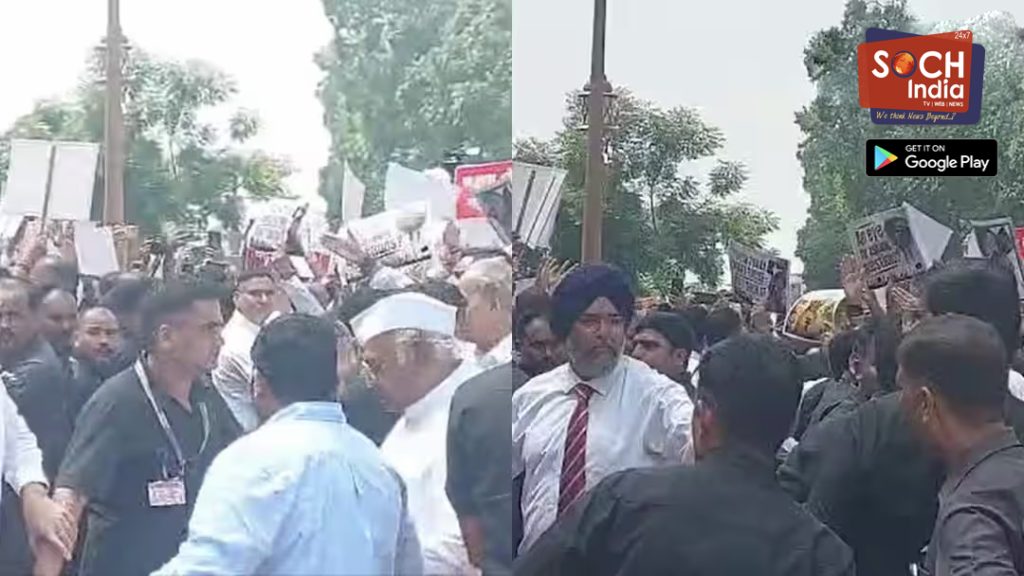 NDA और विपक्ष के सांसद प्रदर्शन करते हुए आमने सामने आए, बीच में खड़ी रही सिक्योरिटी