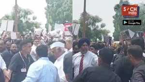 NDA और विपक्ष के सांसद प्रदर्शन करते हुए आमने सामने आए, बीच में खड़ी रही सिक्योरिटी