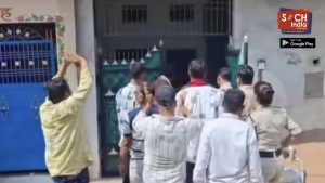 सतना में धर्मांतरण के आरोप पर भारी हंगामा: मकान के अंदर मिले करीब 50 लोग, लालच देने के आरोप